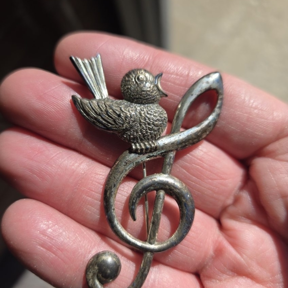 Vtg. Beau sterling brooch, songbird on a treble clef.